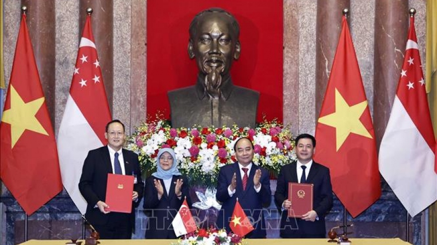 Vietnam, Singapore ink cooperation documents in Hanoi